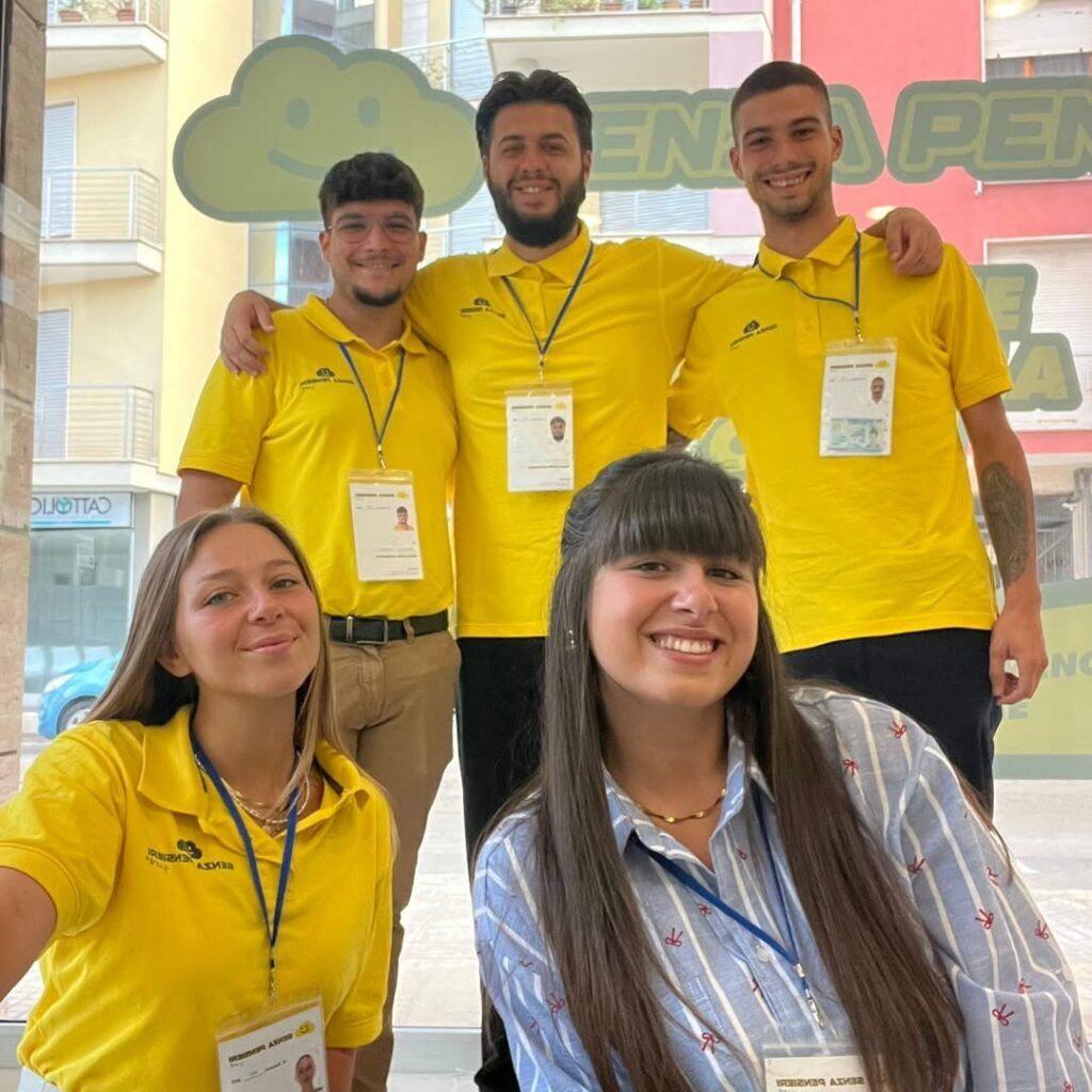 Team Senza Pensieri by Unit: consulenti sorridenti nel punto vendita, pronti ad aiutare clienti a risparmiare su luce, gas, internet e telefonia